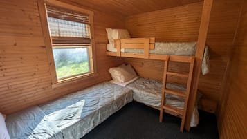 2 bedrooms, travel crib, free WiFi, bed sheets