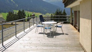 A balcony with a table and chairs, overlooking a mountainous landscape. - Friedberg 18 Appartement/Fewo, Dusche oder Bad, WC 3½-Zimmerwohnung by Interhome (Davos)