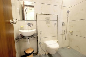 Shower, rainfall showerhead, slippers, towels - Best Premium Hotel Shree Nath Mathura (Mathura)
