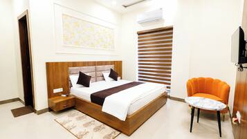 Hypo-allergenic bedding, desk, soundproofing, free WiFi