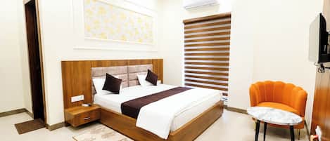 Hypo-allergenic bedding, desk, soundproofing, free WiFi