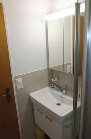 Bathroom - U Köhler 1-Zimmerwohnung by Interhome (Davos)