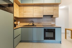 Wasserkocher mit Kaffee-/Teezubehör, Kühlschrank, Mikrowelle, Herdplatte