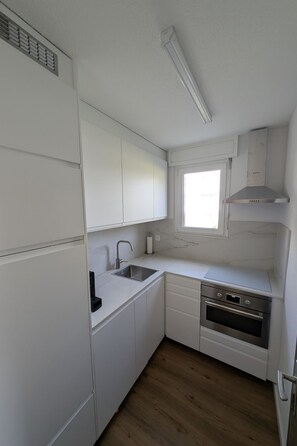Kühlschrank, Ofen, Kochgeschirr/Geschirr/Besteck