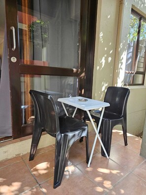 Outdoor dining - Stylish Studio Apartment In Fourways (Sandton)
