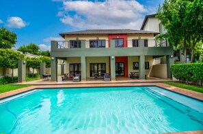 Pool - Stylish Studio Apartment In Fourways (Sandton)