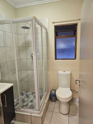 Bathroom - Stylish Studio Apartment In Fourways (Sandton)