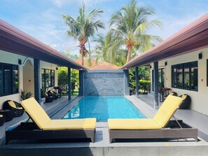 Kolam renang outdoor, dengan kursi berjemur
