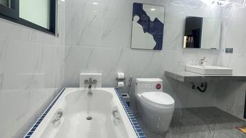 Căn hộ Tiêu chuẩn | Phòng tắm | Đồ dùng nhà tắm miễn phí, máy sấy tóc, khăn tắm, xà phòng