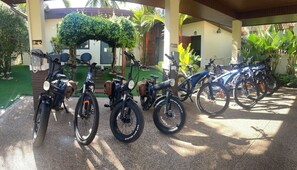 Un espace extérieur abrité où sont garés plusieurs vélos.