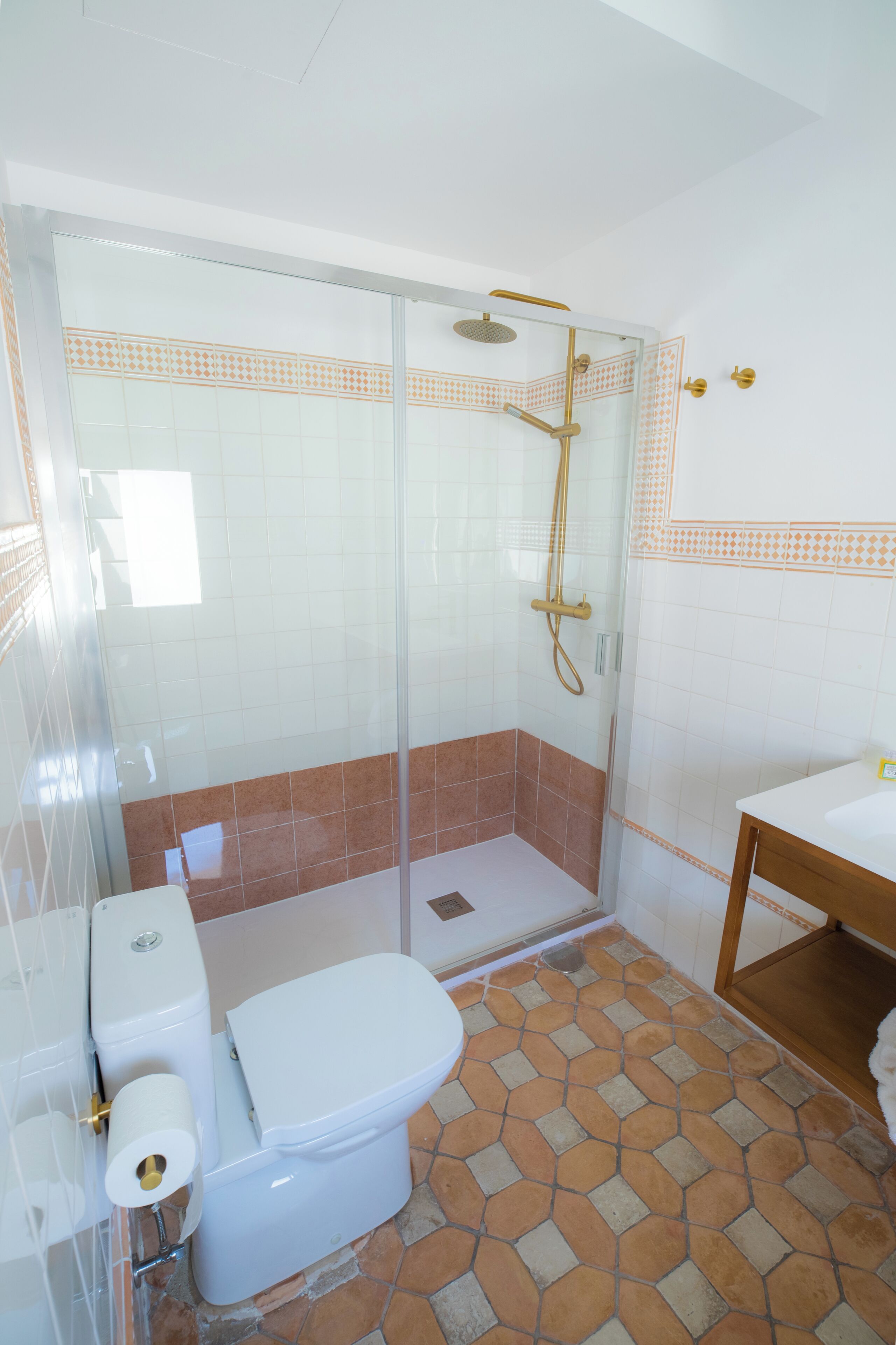 Habitación doble estándar, vista a la ciudad | Baño | Regadera, secadora de cabello, pantuflas, toallas 