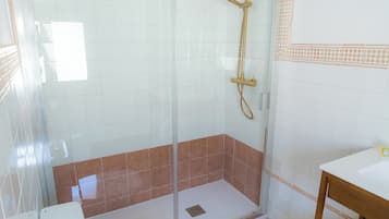 Habitación doble estándar, vista a la ciudad | Baño | Regadera, secadora de cabello, pantuflas, toallas