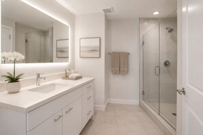 Secadora de cabello, bidet, toallas, jabón 