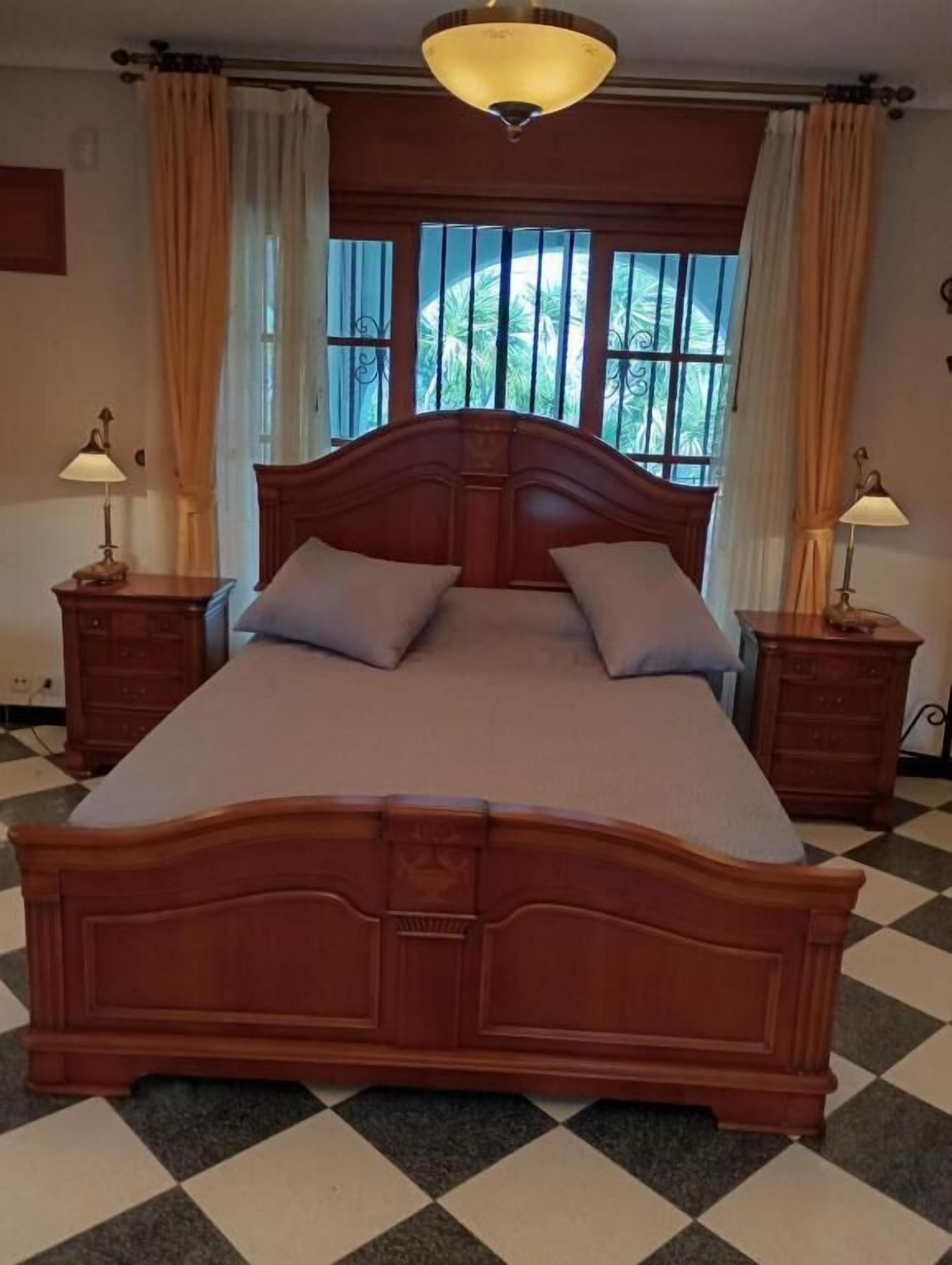 Cortinas blackout, tabla de planchar con plancha y wifi gratis 