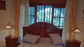 Cortinas blackout, tabla de planchar con plancha y wifi gratis