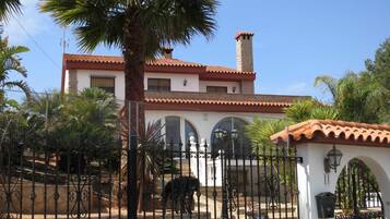 Apartamento, patio, vistas a la ciudad | Exterior