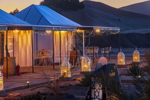 Outdoor dining - TAWADA LUXURY DESERT CAMP (Merzouga)