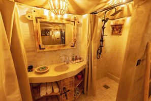 Luxury Triple Room | Bathroom - TAWADA LUXURY DESERT CAMP (Merzouga)