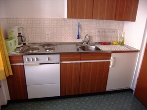 Fridge, oven, cookware/dishes/utensils - Carner Collenberg, Degen, (Degen). by Interhome (Vattiz)