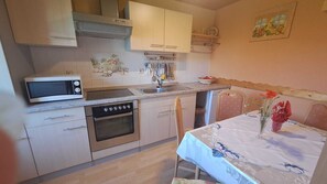 Refrigerador, microondas, horno, placa de cocina