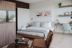 Een bureau, een strijkplank/strijkijzer, gratis wifi, beddengoed