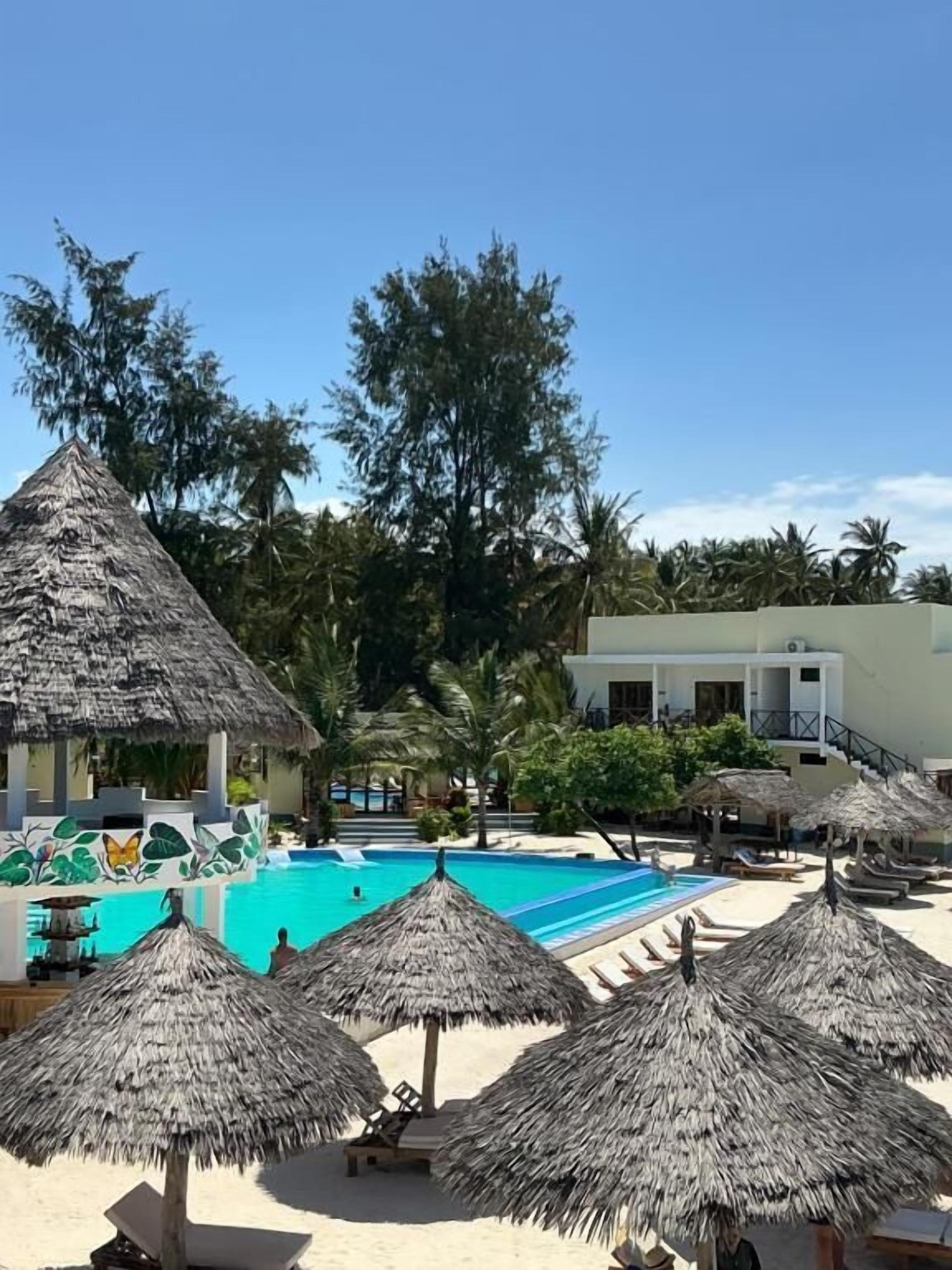 2 outdoor pools