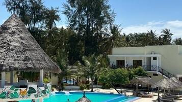 2 outdoor pools