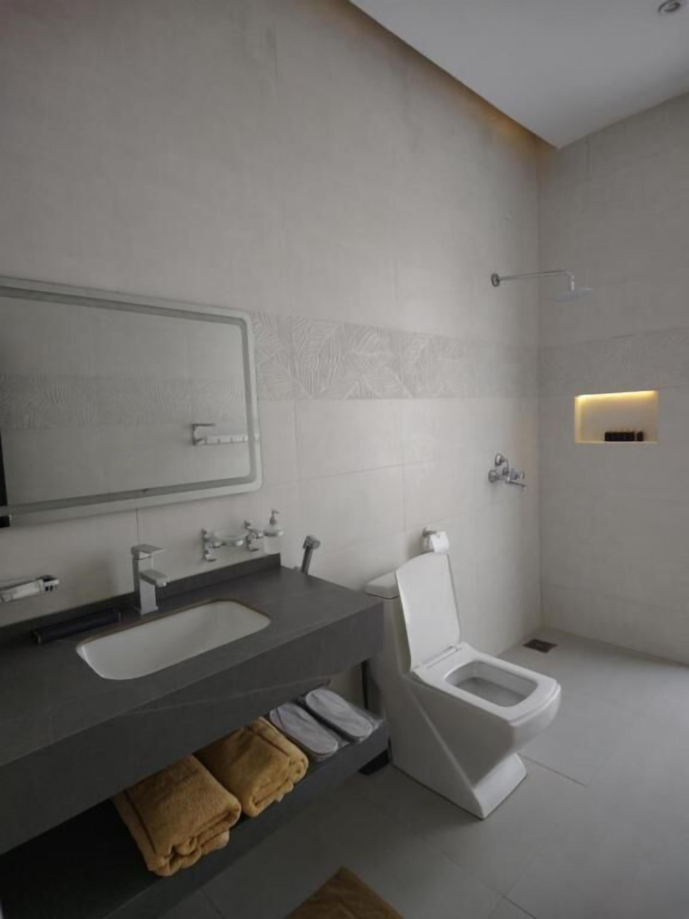 Vila, 2 quartos, piscina particular, ao lado da praia | Banheiro | Chuveiro, produtos de toalete grátis, secador de cabelo, chinelos