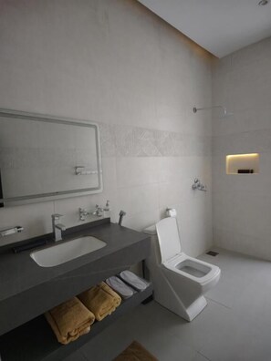 Villa, 2 chambres, piscine privée, en bord de plage | Salle de bain | Douche, articles de toilette gratuits, sÚche-cheveux, chaussons