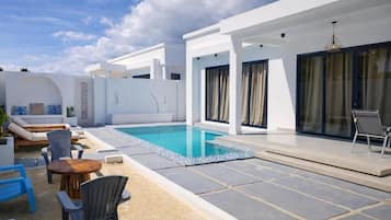 2 outdoor pools