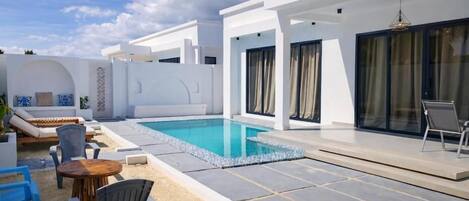 2 outdoor pools
