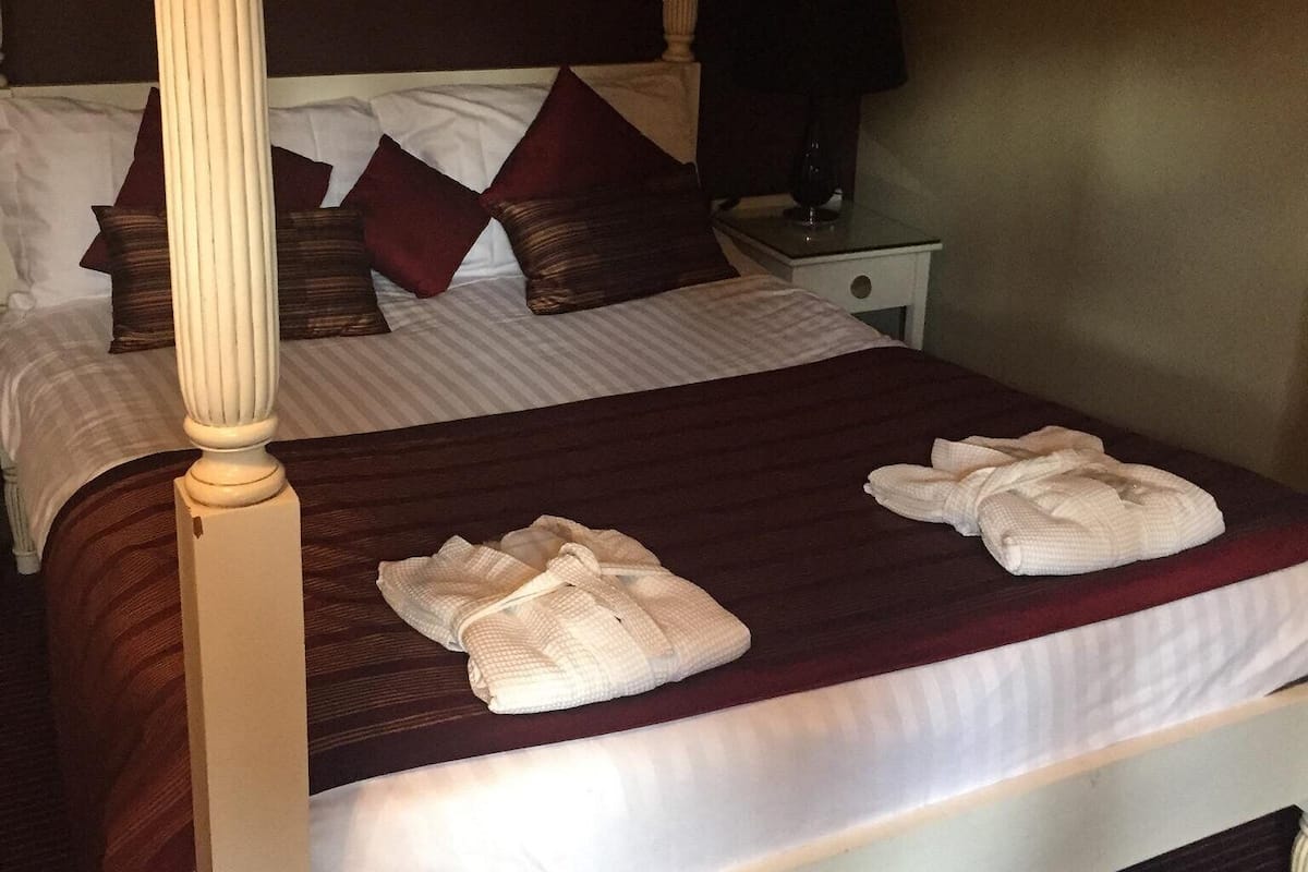 Luxury Suite, Garden View | Desk, laptop workspace, free WiFi
