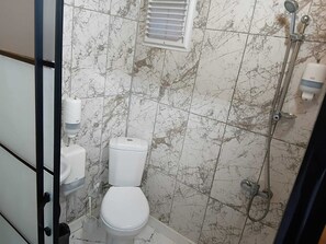 Klassieke bungalow, 1 slaapkamer, balkon, uitzicht op meer | Badkamer | Een douche, een haardroger, handdoeken, zeep
