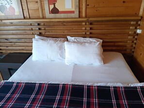 Klassieke bungalow, 1 slaapkamer, balkon, uitzicht op meer | Gratis wifi