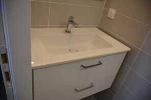 Bathroom - Vrbo Property (L'Île-d'Olonne)