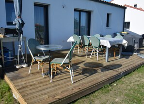 Outdoor dining - Vrbo Property (L'Île-d'Olonne)