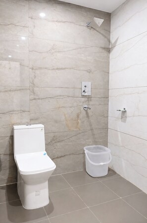 Ducha, cabezal de ducha tipo lluvia, pantuflas, toallas