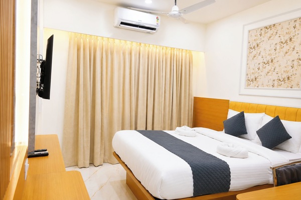 Executive Double Room, Air conditioning | Hypo-allergenic bedding, desk, soundproofing, free WiFi