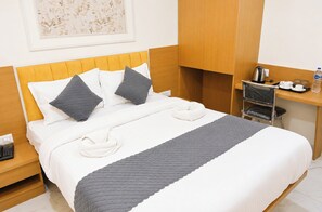 Executive Double Room, Air conditioning | Hypo-allergenic bedding, desk, soundproofing, free WiFi - Hotel Ramanjaneya Cottage Ayodhya (Ayodhya)