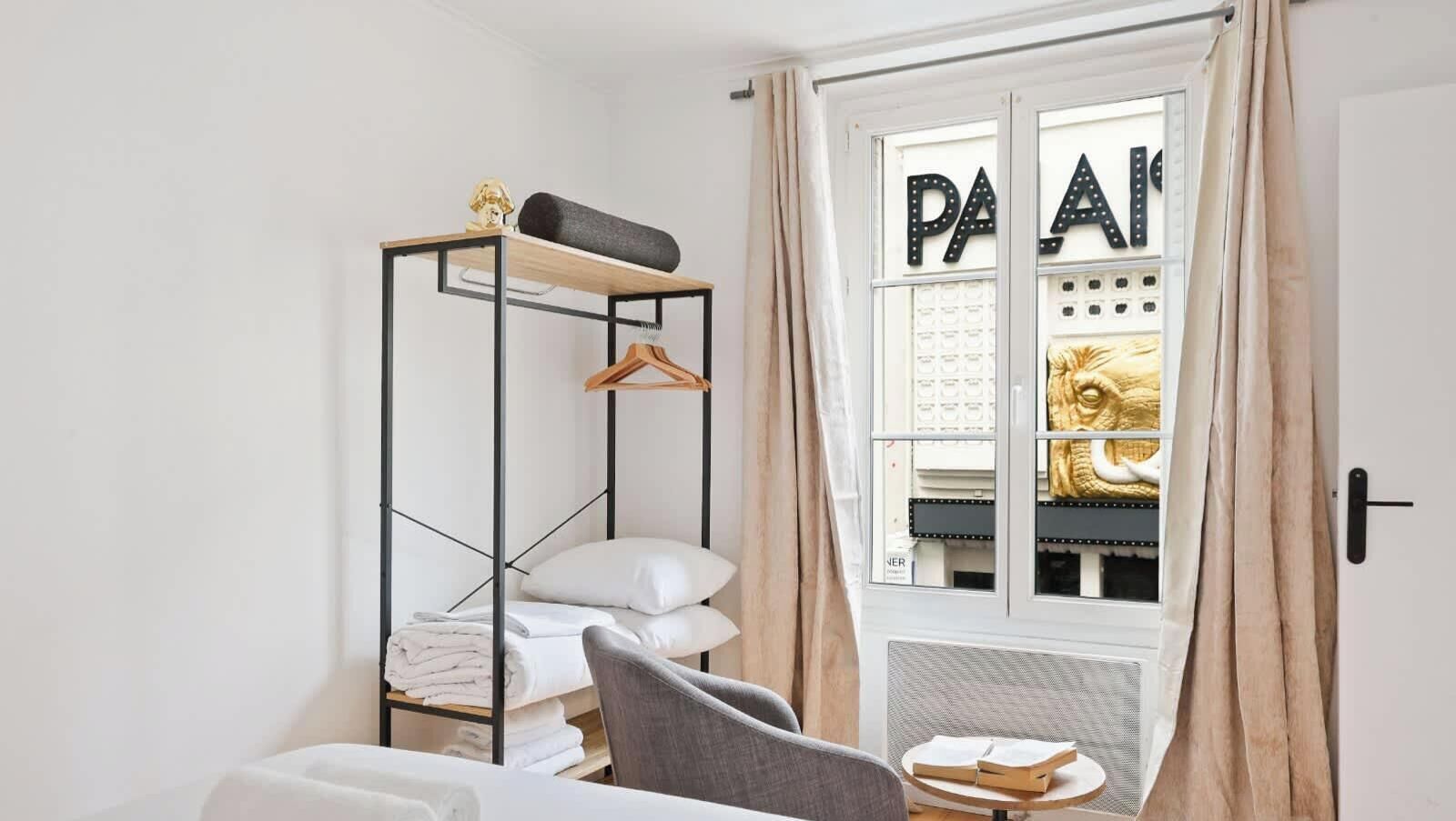 Bureau, fer et planche à repasser, lit de bébé portatif, Wi-Fi