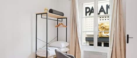 Bureau, fer et planche à repasser, lit de bébé portatif, Wi-Fi