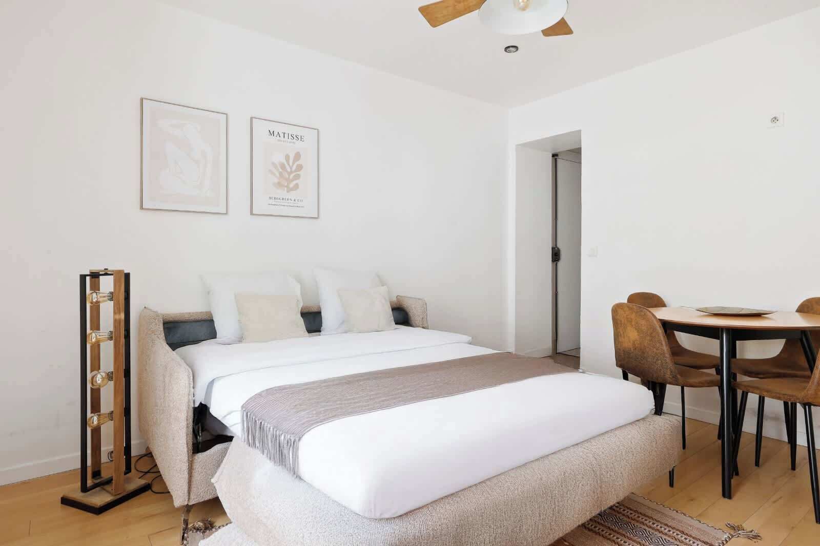Iron/ironing board, travel crib, WiFi, bed sheets