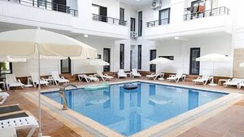Piscine extérieure (ouverte en saison)