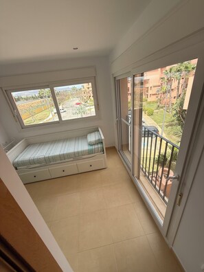 Iron/ironing board, Internet, bed sheets