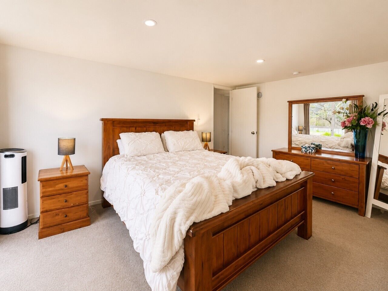 Desk, iron/ironing board, WiFi, bed sheets