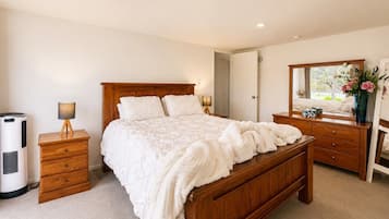 Desk, iron/ironing board, WiFi, bed sheets