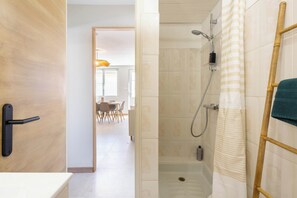 Shower, hair dryer, towels, shampoo - A beautiful flat near the sea (Valras-Plage)