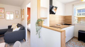 Eine moderne Küche mit einer Holzausziehtheke, einem Spülbecken und einem Fenster.