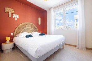 Een strijkplank/strijkijzer, wifi, beddengoed
