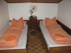 Tabla de planchar con plancha, wifi y ropa de cama 